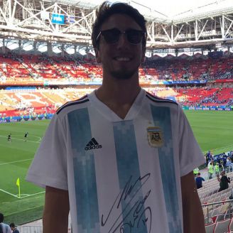 Aficionado presume su playera firmada por el Pelusa