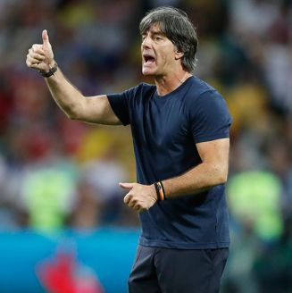 Joachim Löw da indicaciones en el juego de Alemania vs México