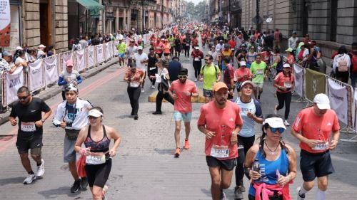 El maratonista se hincó ante su pareja en el Zócalo Capitalino tras el Maratón