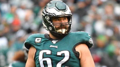 Policía de Penn State investiga altercado con teléfono entre Jason Kelce y un aficionado