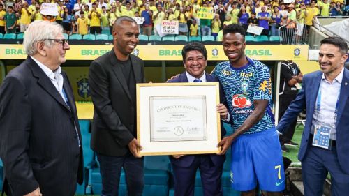 Vinicius recibe su certificado de origen