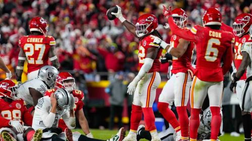 Los Chiefs lograron otra victoria sufrida para amarrar la postermporada