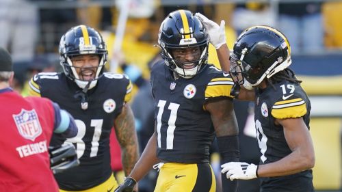 Wilson lanza para 2 touchdowns y los Steelers superan 27-14 a Browns