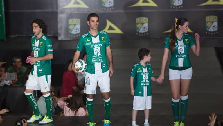 León presenta su uniforme para el Apertura 2013