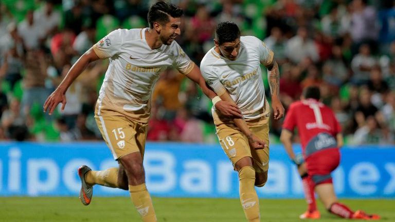 Herrera y Sosa festejan un gol de Pumas