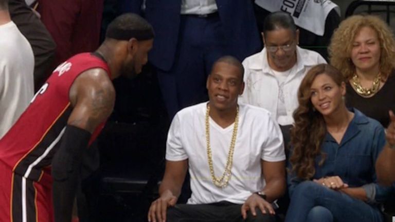 Beyoncé y Jay Z en un partido de LeBron James