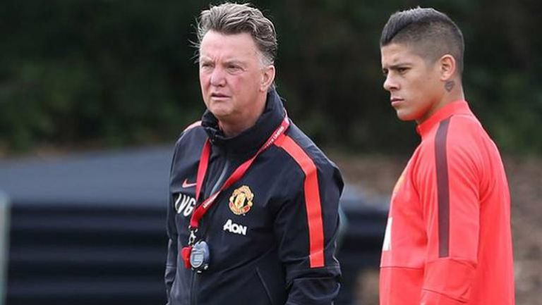 Van Gaal y Marcos Rojo en un entrenamiento del United 