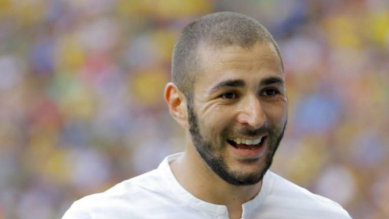 Benzema sonríe en partido con el Real Madrid