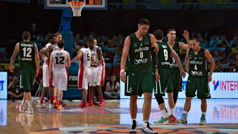 Los jugadores mexicanos lamentando la derrota contra Canadá