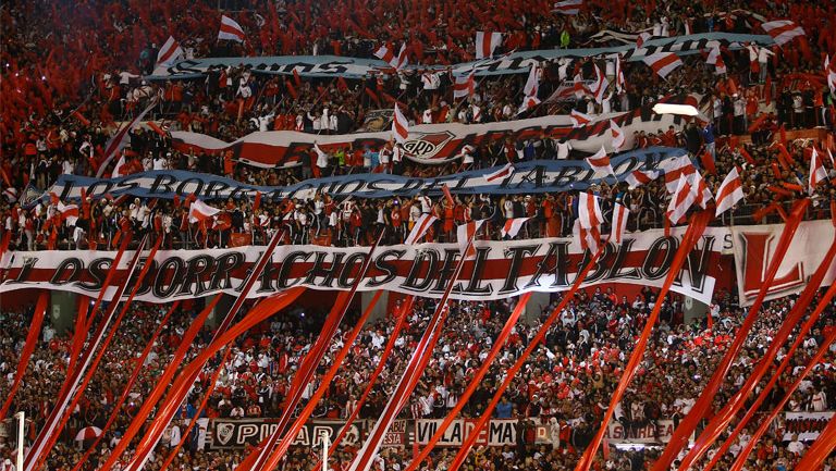 Aficionados de River apoyan durante la Final de Libertadores