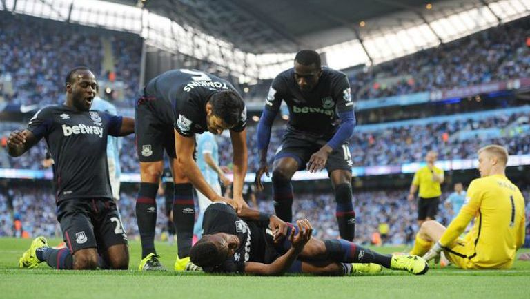 Jugadores del West Ham celebran a lado de Hart