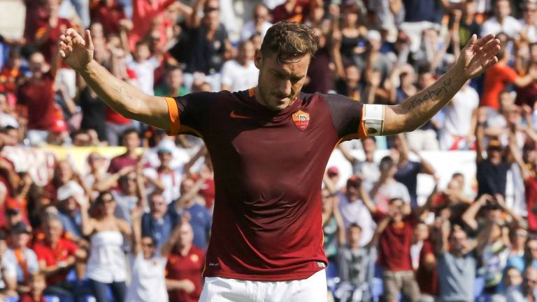 Francesco totti celebrando su anotación 300 con la Roma