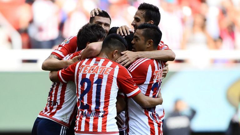 Jugadores de Chivas festeja un gol contra Gallos Blancos 