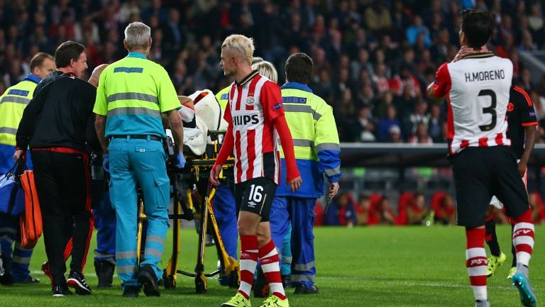 Moreno observa cómo retiran del campo de Luke Shaw