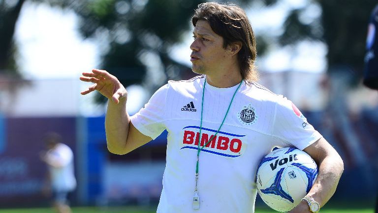 Almeyda da indicaciones en entrenamiento de Chivas