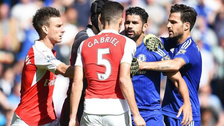 Diego Costa en el incidente con jugadore del Arsenal