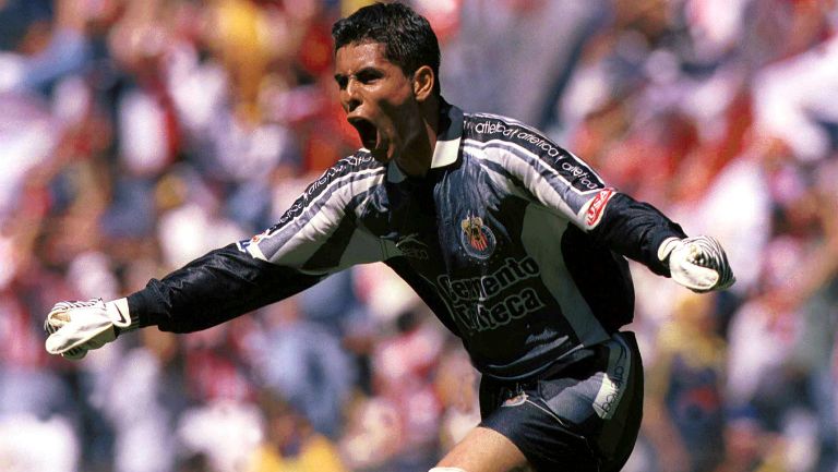 Oswaldo celebra en partido de Chivas