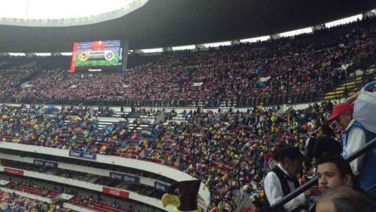 Aficionados de Chivas llenan cabecera sur del Estadio Azteca 