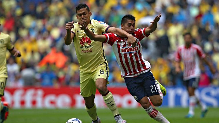 Andrés Andrade y José Ramírez pelean un balón