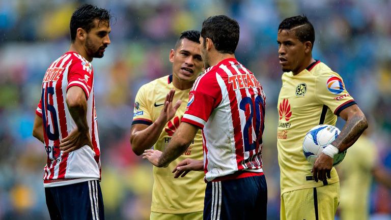 Jugadores de Chivas discuten con elementos americanistas