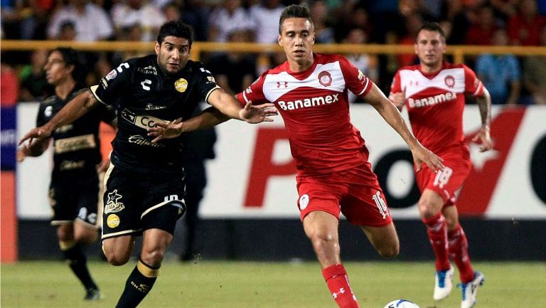 Martín Bravo y Gerardo Rodríguez pelean un balón