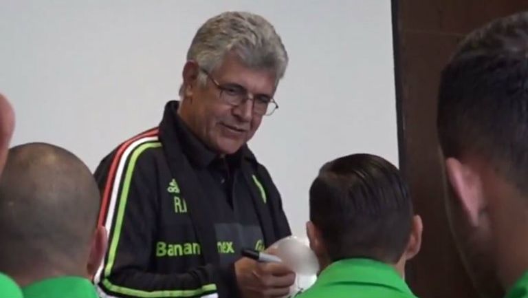 Tuca Ferreti, en charla con la Selección Mexicana