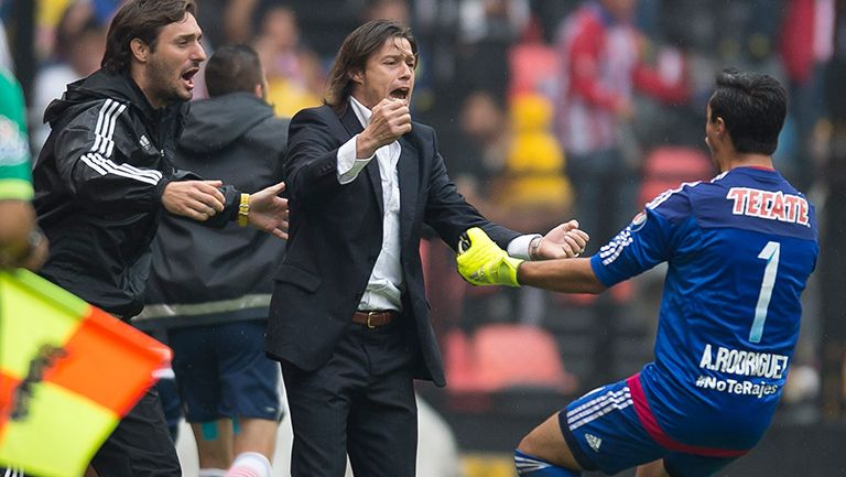 Almeyda festeja con Toño un gol de Chivas