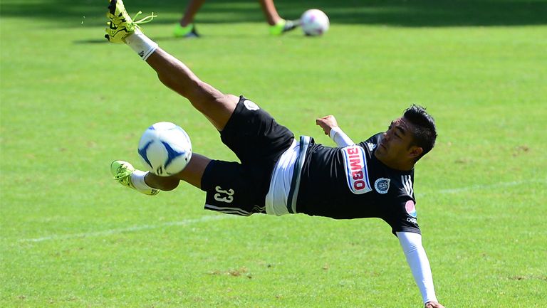 Marco Fabián intenta chilena en práctica de Chivas