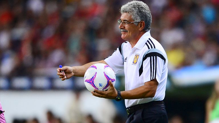 Tuca Ferretti agarra el balón en un partido