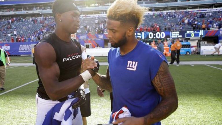 Momento en que Julio Jones y Odell Beckham Jr. cambian de jerseys