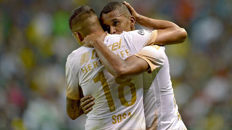 Sosa y Fidel festejan un gol contra León