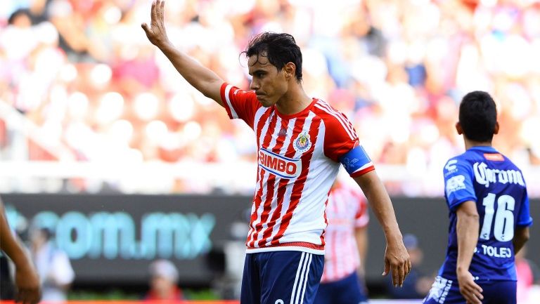 Omar Bravo se disculpa tras una acción