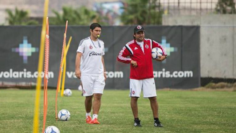 Raúl Chabrand (izquierda) dirige un entrnamiento de Xolos