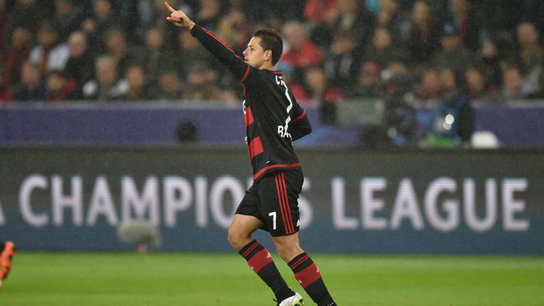 Chicharito celebra su primer gol contra la Roma