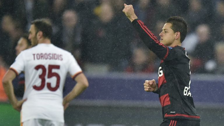 Chicharito festeja un gol contra la Roma