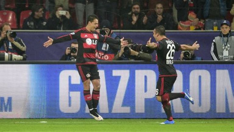 Chicharito festeja uno de sus goles contra la Roma