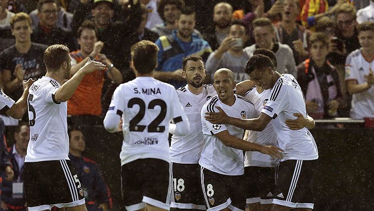  Feghouli celebra la primera anotación del Valencia 