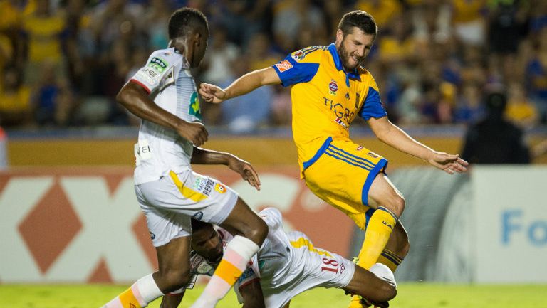 Gignac pelea por el balón en juego contra Herediano