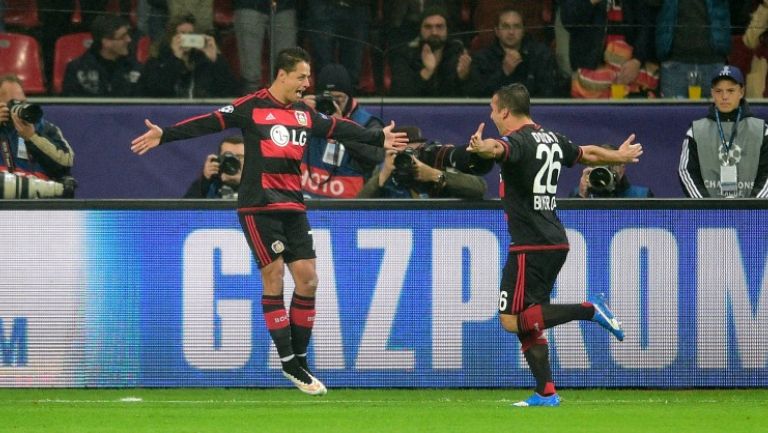 Chicharito festejando uno de sus dos goles frente a la Roma