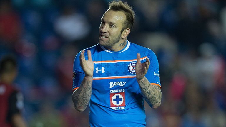 Matías Vuoso en un partido con Cruz Azul