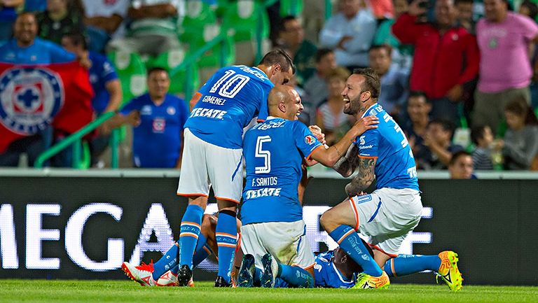 Los jugadores del Cruz Azul celebran tras el golazo de Lucas Silva