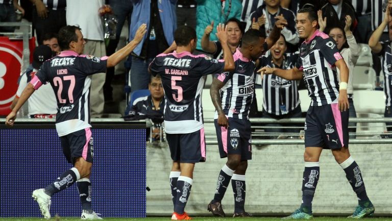 Jugadores de Monterrey celebrando la anotación de Funes Mori