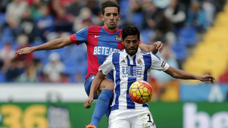 Carlos Vela cubre el balón en juego contra Levante 