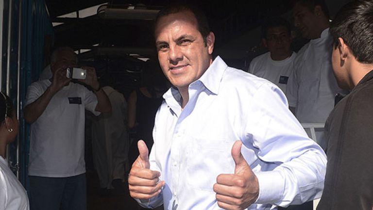 Cuauhtémoc Blanco saluda a la cámara