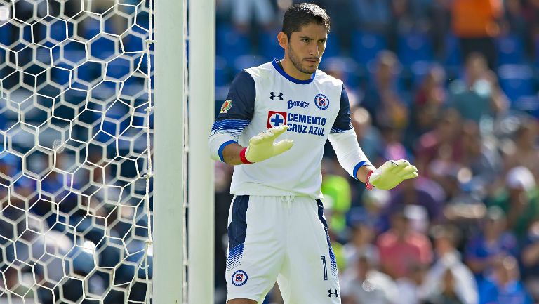 Jesús Corona, en partido con Cruz Azul