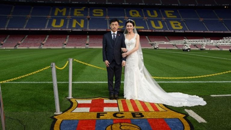 La pareja de chinos que se casó en el Camp Nou