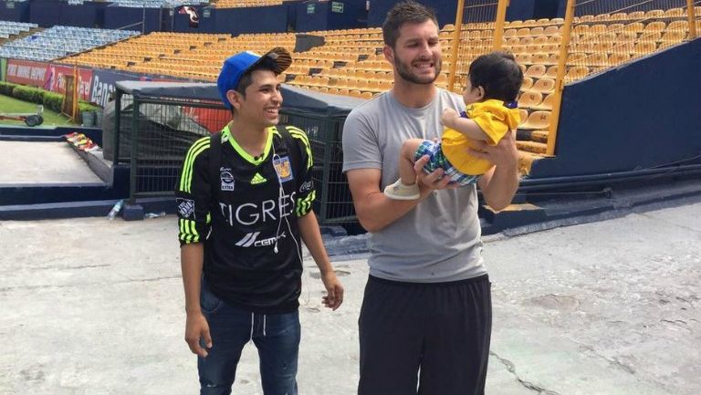 André-Pierre carga al pequeño Gignac