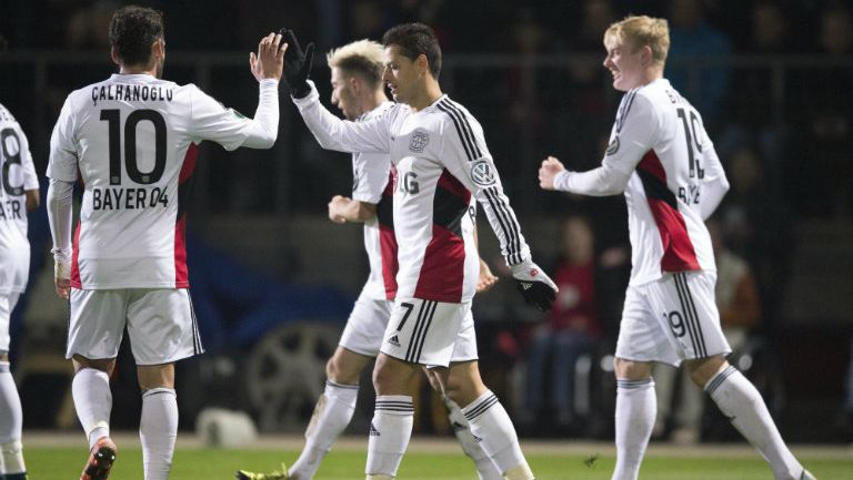 Chicharito festeja con sus compañeros del Bayer Leverkusen