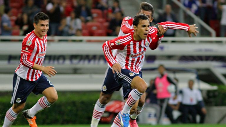 Jugadores de Chivas festejan un gol