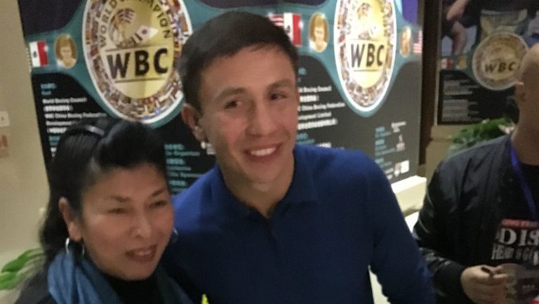 Gennadi Golovkin posa con una aficionada